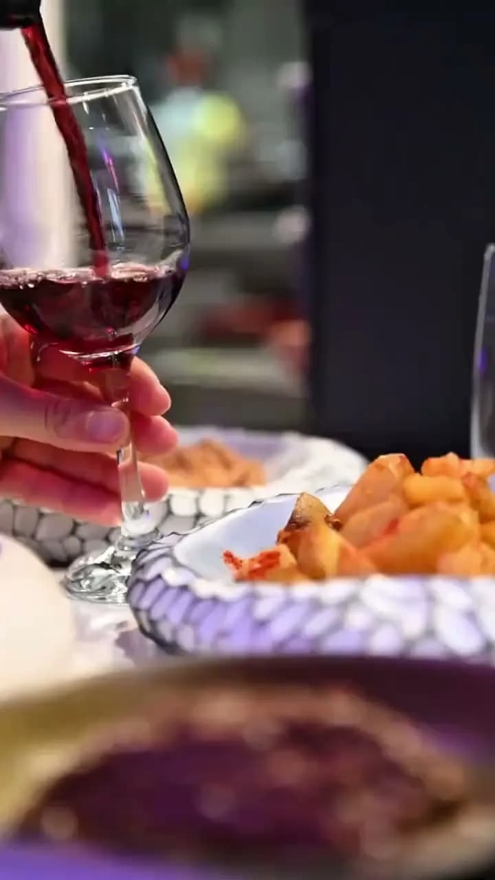 Une table de partage méditerranéen au restaurant du Kidology