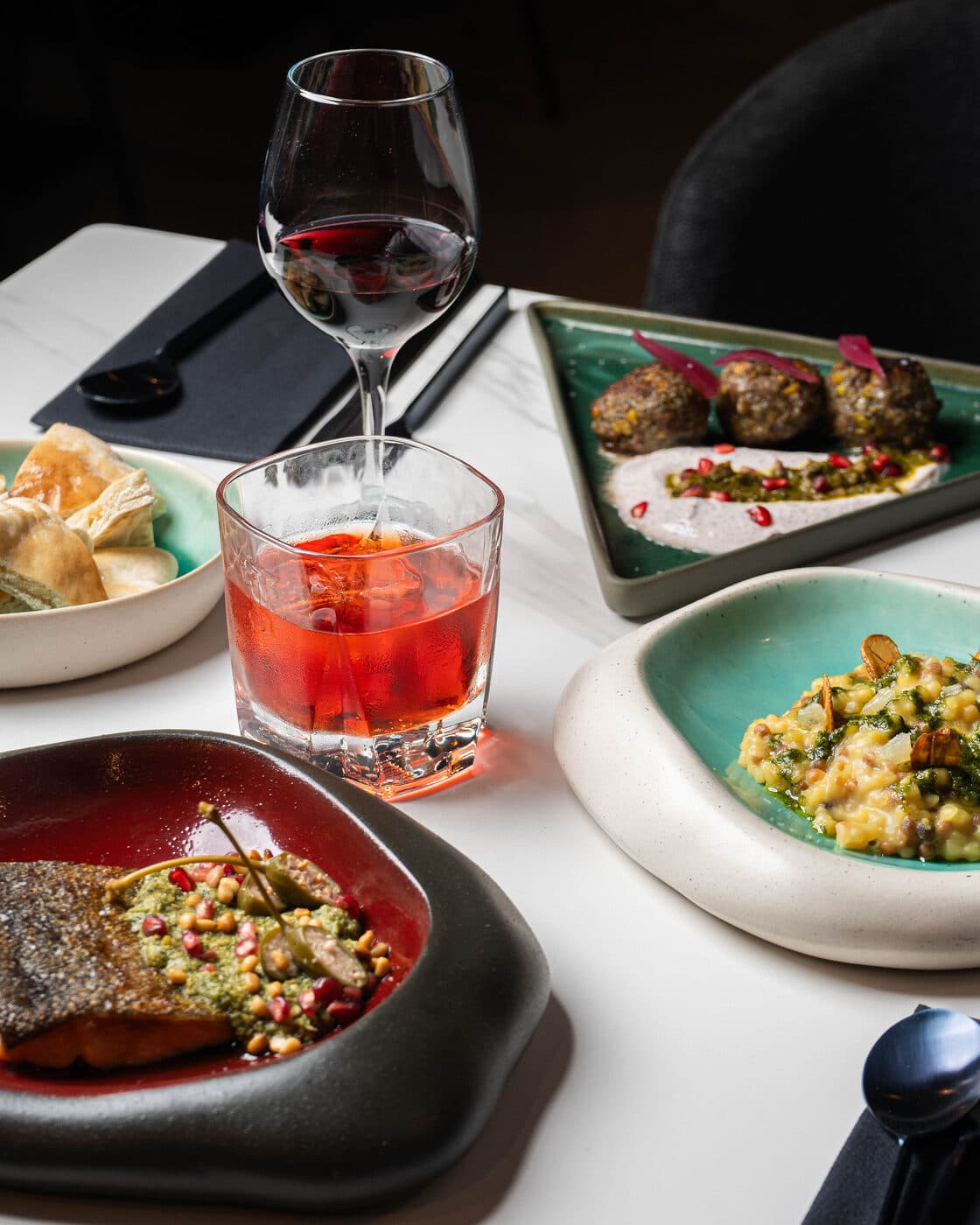 Le déjeuner au restaurant Kidology : table méditerranéenne en pleine lumière, Quartier Latin