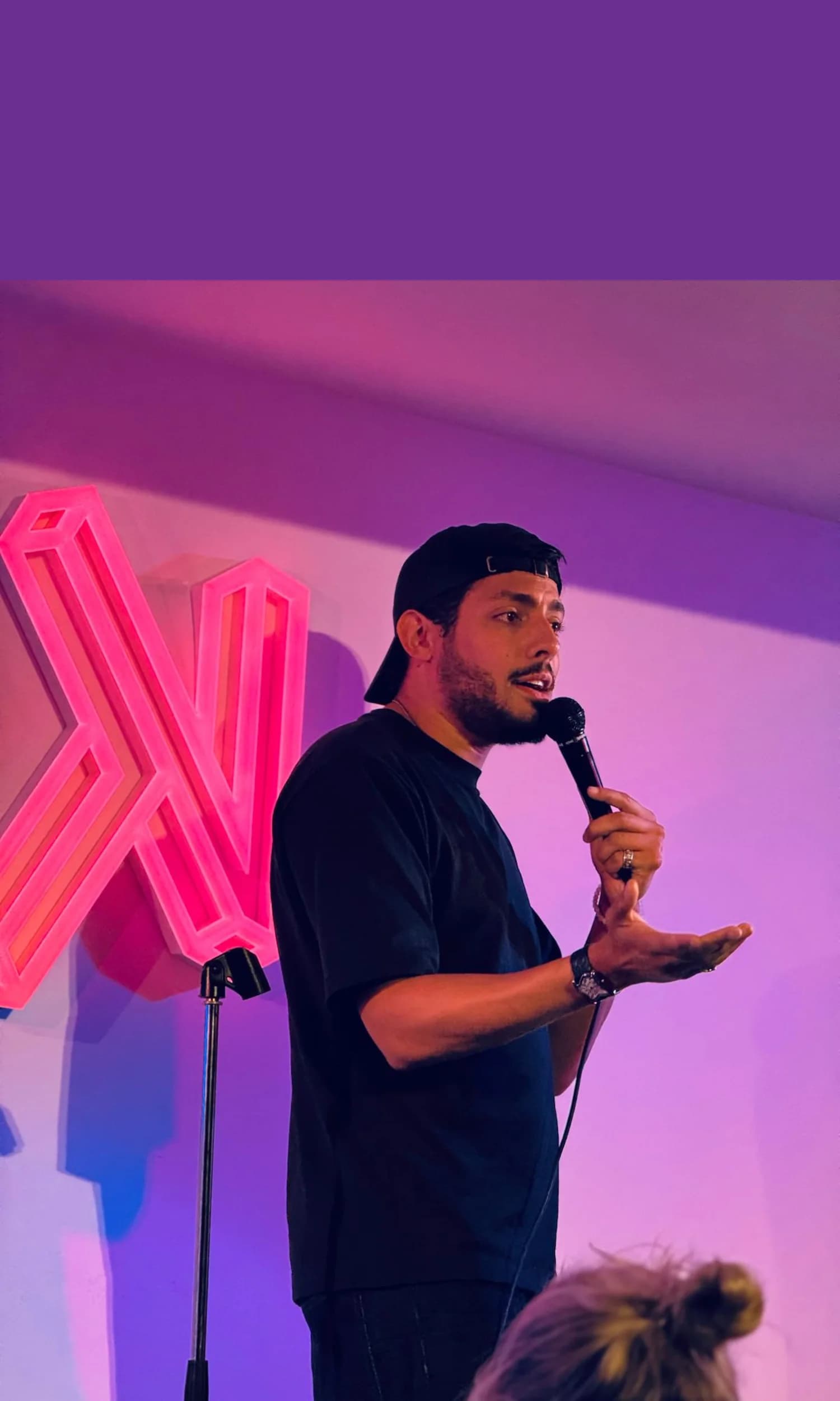 Le spectacle de stand-up sur la scène du comedy club Kidology