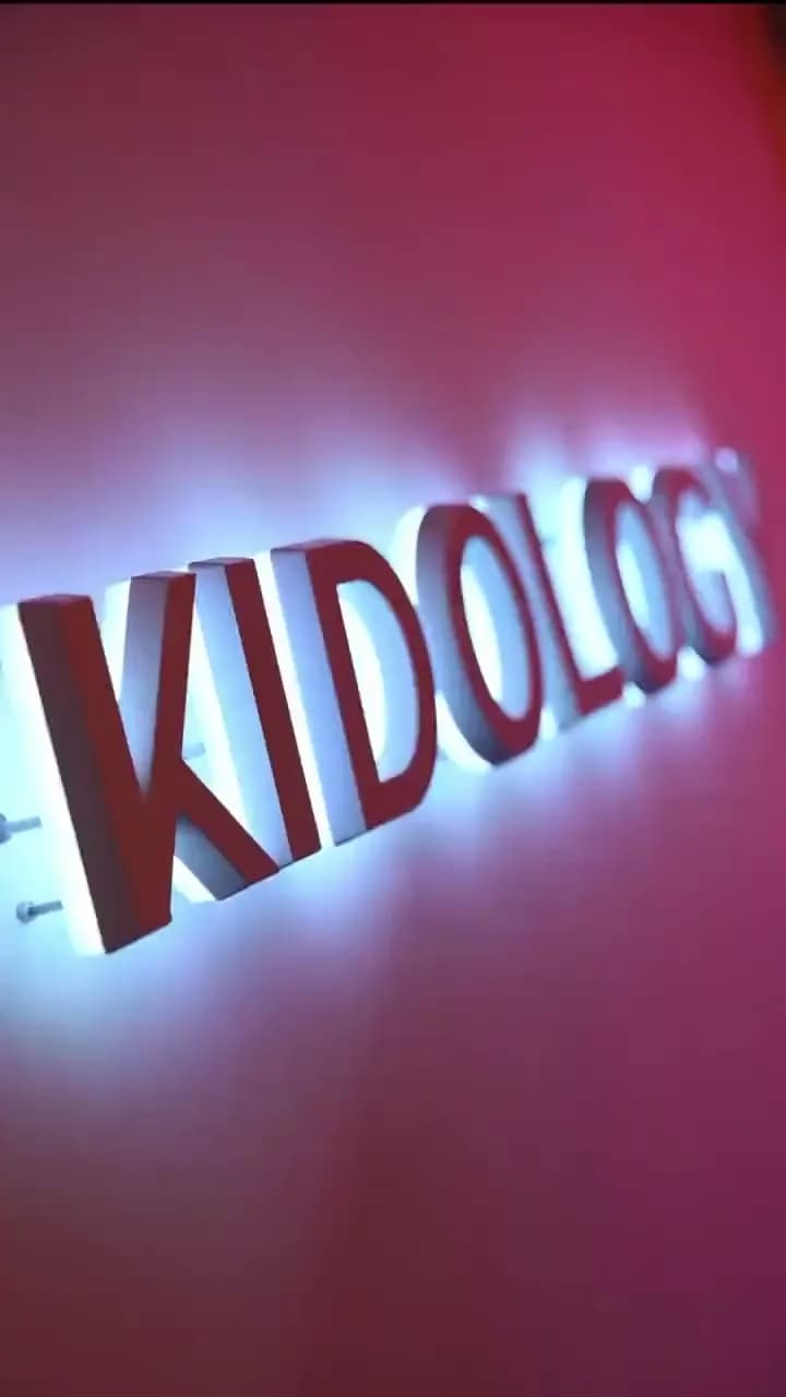 Le spectacle stand-up du comedy club Kidology, à deux mètres de la scène