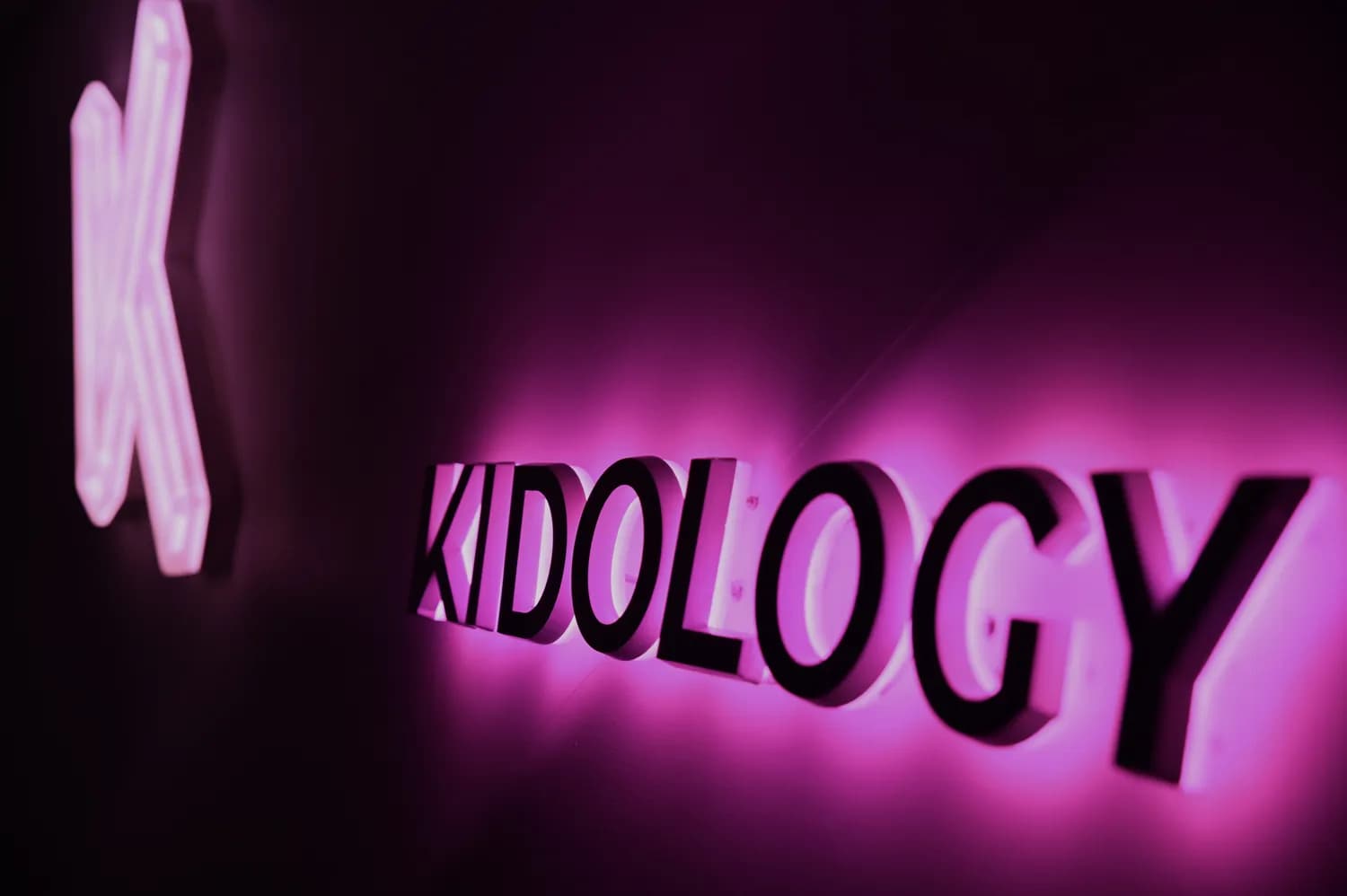Soirée d'entreprise privatisée au Kidology Comedy Club, équipes réunies dans la salle au Quartier Latin, Paris 5e