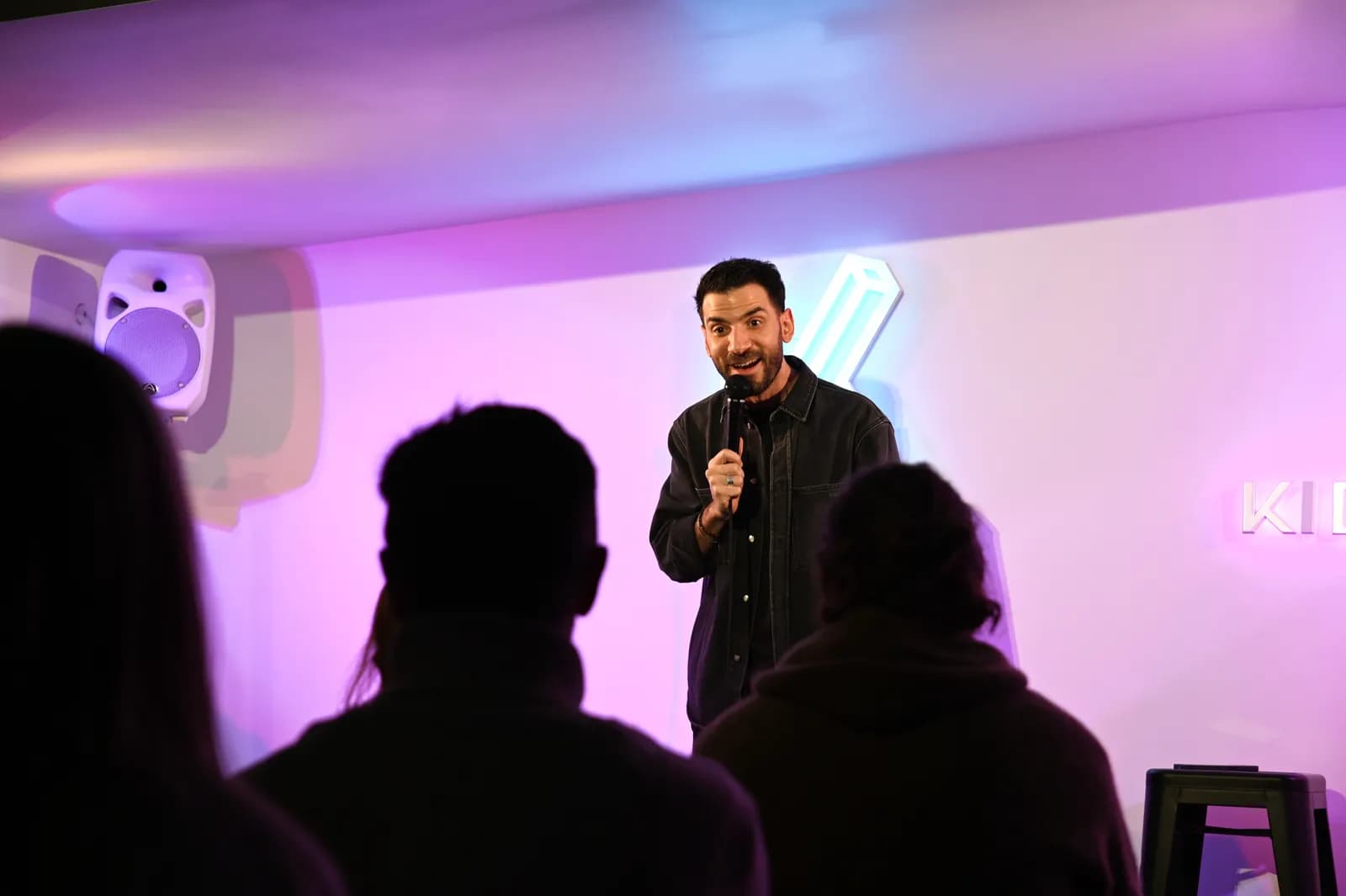 Un humoriste sur la scène du comedy club Kidology