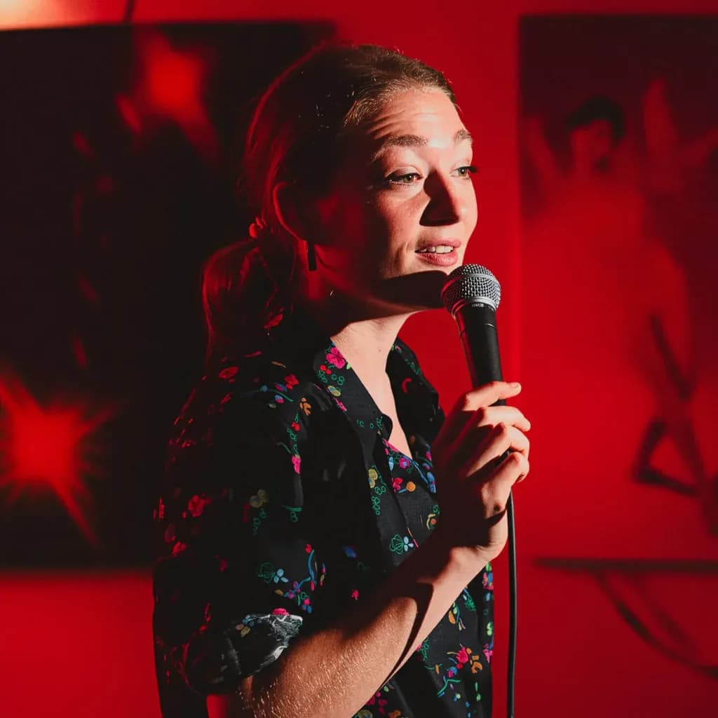 Humoriste sur la scène du Kidology Comedy Club