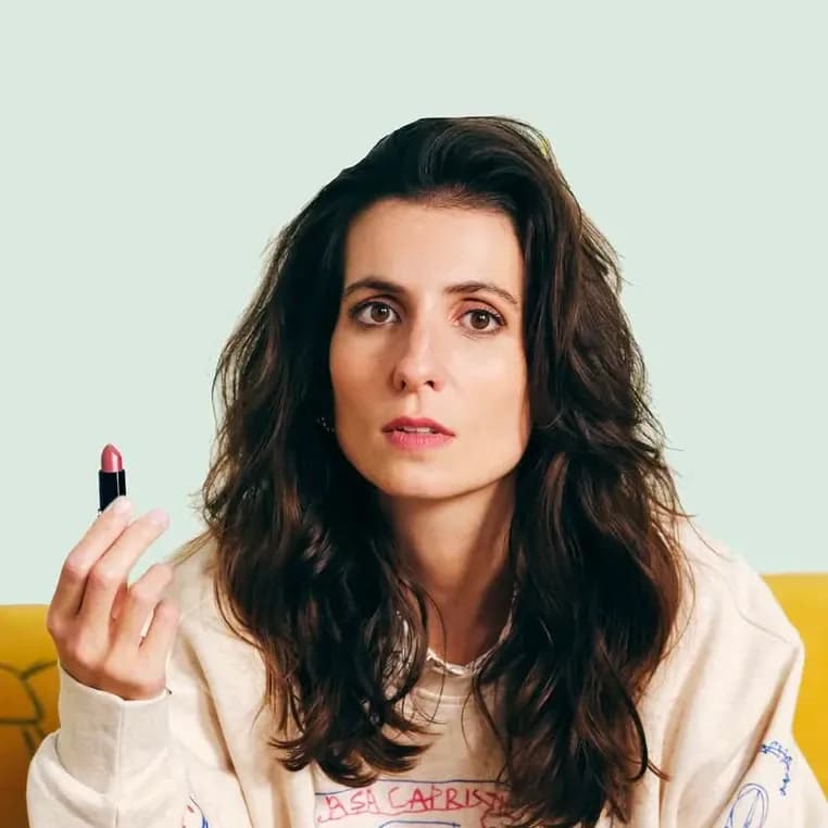 Humoriste sur la scène du Kidology Comedy Club