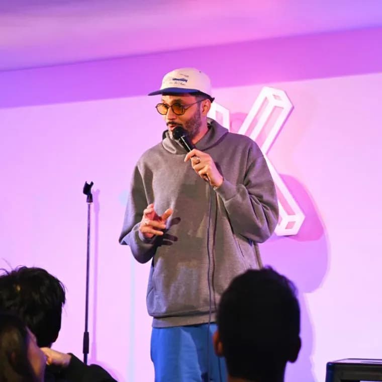 Humoriste sur la scène du Kidology Comedy Club