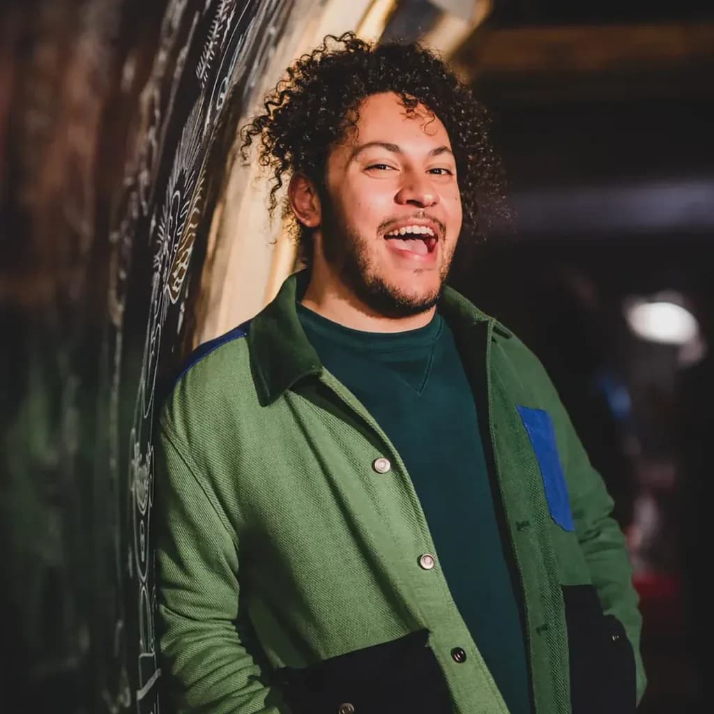 Humoriste sur la scène du Kidology Comedy Club