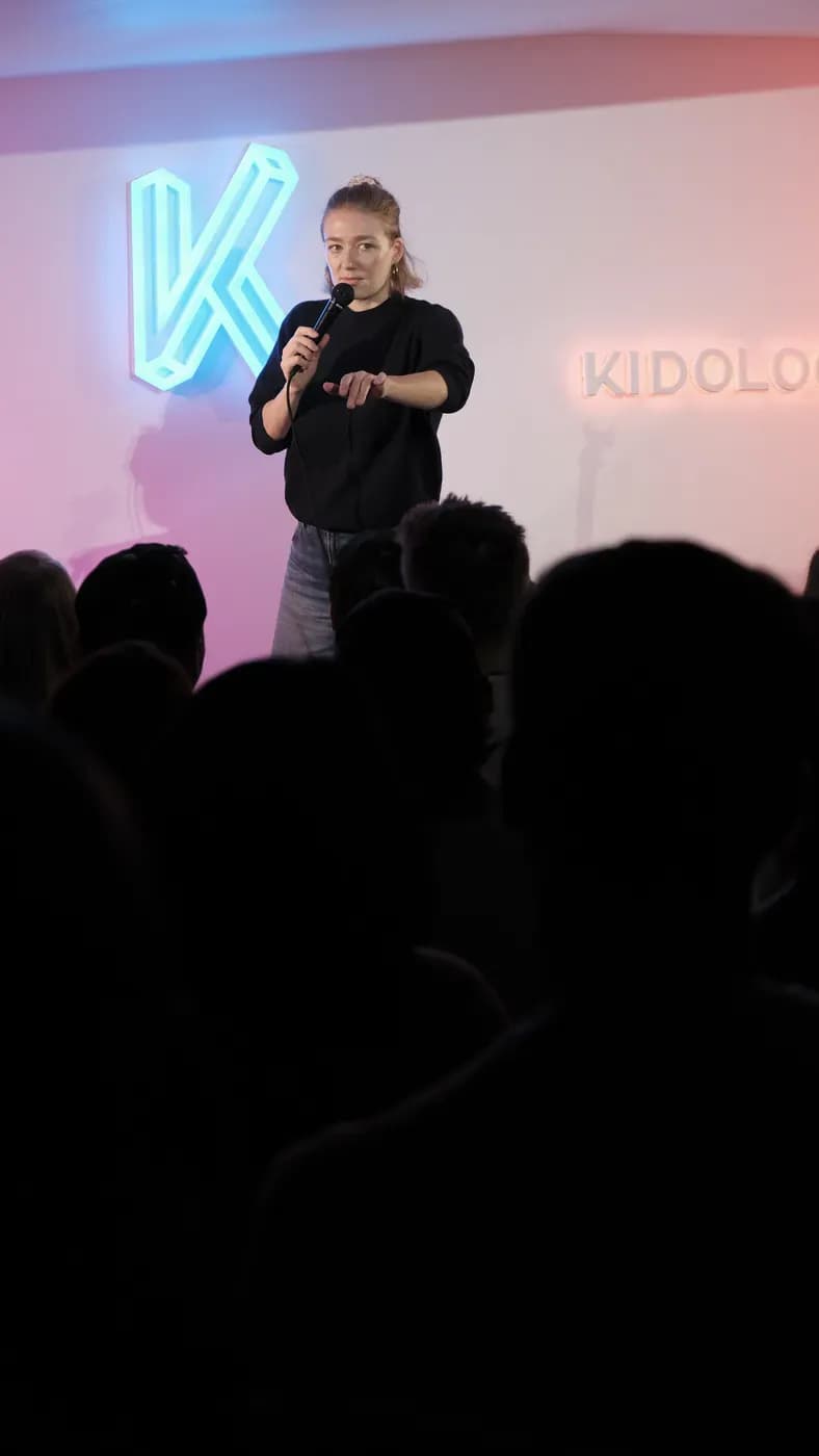 Un plateau du comedy club Kido, sous le K néon