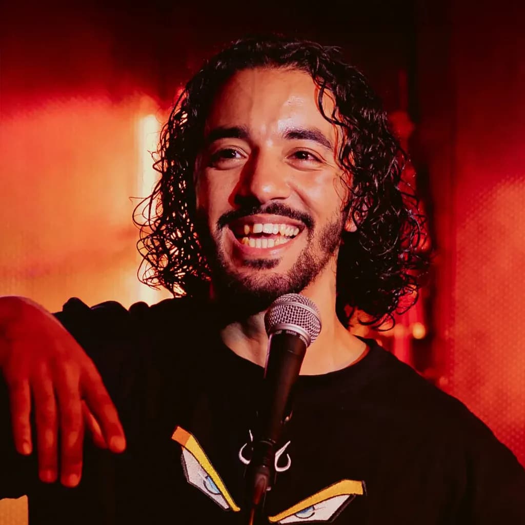 Humoriste sur la scène du Kidology Comedy Club