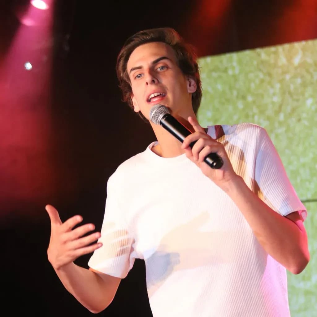 Humoriste sur la scène du Kidology Comedy Club