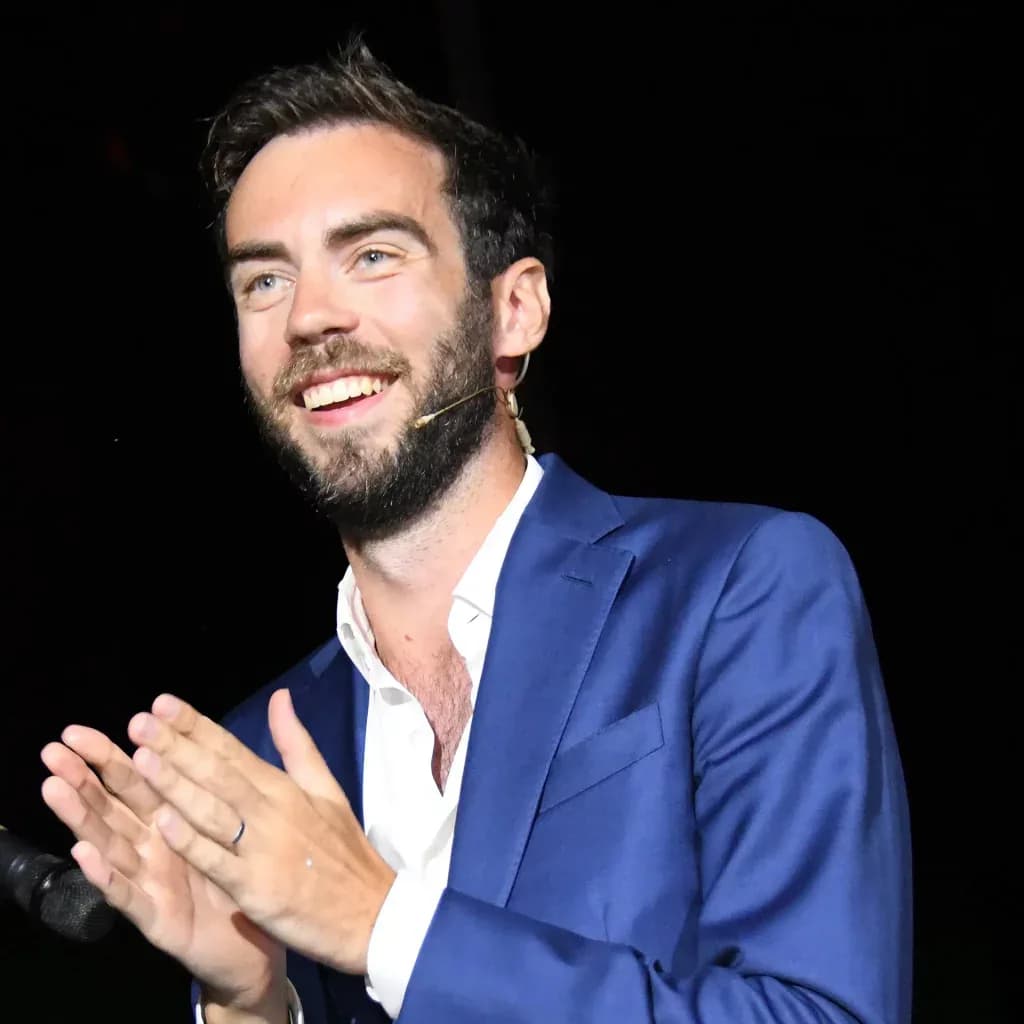 Humoriste sur la scène du Kidology Comedy Club