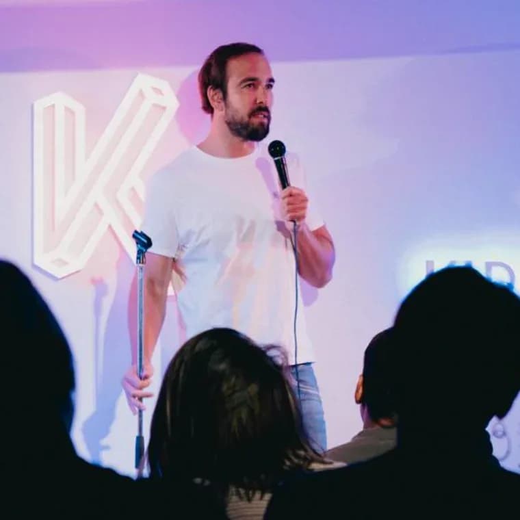 Humoriste sur la scène du Kidology Comedy Club