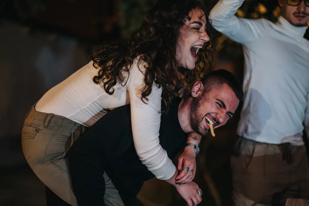 Amis qui rient et s’amusent au Kidology – restaurant et comedy club à Paris.
